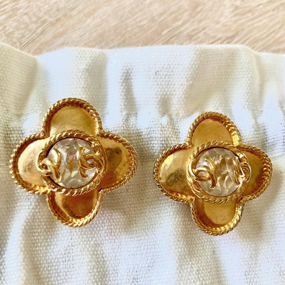 SOLD‼️ Chanel vintage clip on earrings